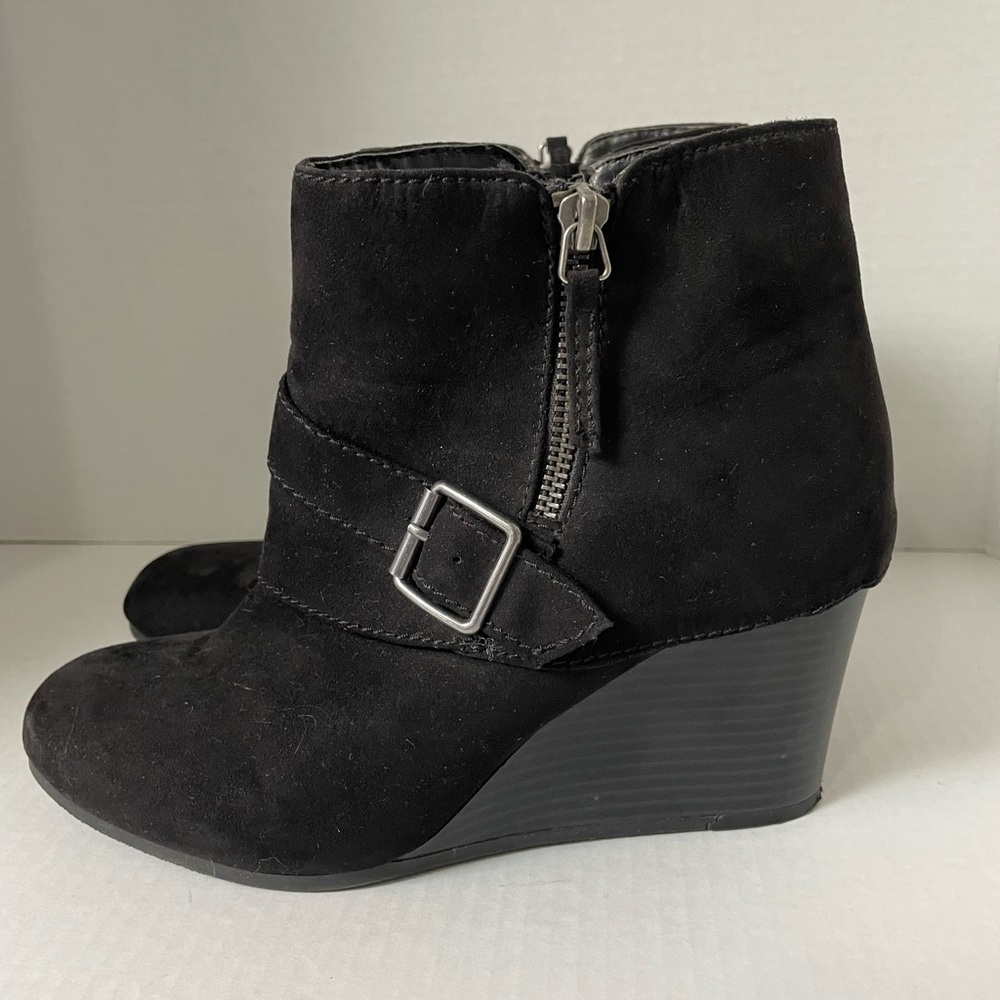 Arizona Jeans Co Women’s Black Suede Ankle Boots Size 9 Zipper Buckle Accent